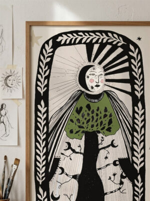 Illustration poétique d'un visage de lune au-dessus d'un arbre à feuilles vertes, encadré d'une bordure de feuilles noires, tons noir et blanc et vert, style onirique, format A4.