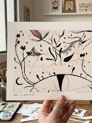 Illustration onirique d'un cheval stylisé galopant au-dessus d'un œil protecteur, entouré de fleurs et d'étoiles, tons beige, noir et terracotta.