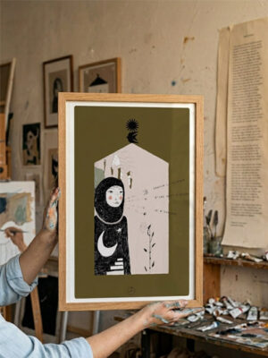 Illustration d'une femme souveraine avec une lune sur son habit, libérant un souffle vers les étoiles, texte poétique intégré, fond vert olive, format A4.