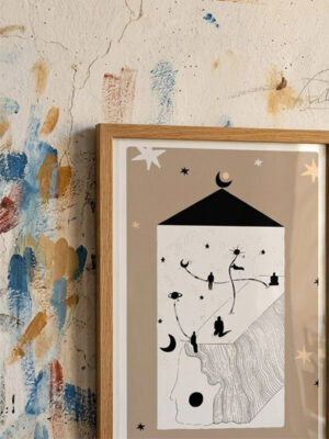 Illustration poétique Voyage Cosmique, profil de femme contenant un paysage étoilé et des planètes, tons beiges et noirs, format A4.