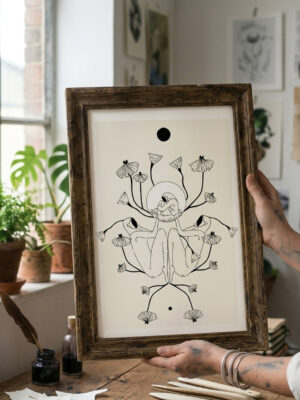 Illustration à l'encre noire de deux femmes formant une arche protectrice autour d'une figure centrale, fleurs et tiges entrelacées, style minimaliste, format A4.