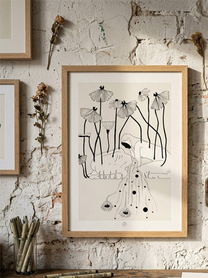 Illustration à l'encre noire représentant deux silhouettes humaines entourées de grandes fleurs stylisées, avec une cascade d'étoiles et de cercles noirs s'écoulant entre elles, style minimaliste et spirituel.