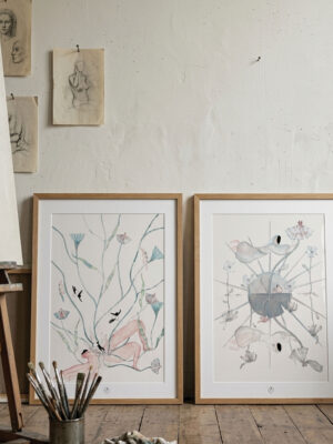 Aquarelle symétrique Graine de vie, silhouettes flottantes et fleurs délicates, tons pastels, format A3, art spirituel et poétique.