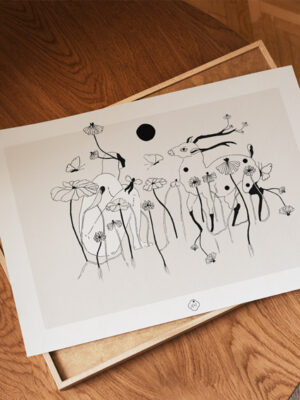 Illustration à l'encre noire montrant un personnage masqué accroupi face à un animal cornu (type antilope), entourés de fleurs stylisées et de papillons.