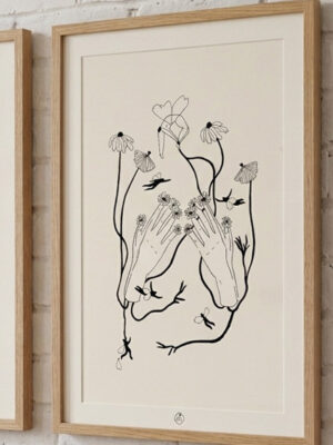 Dessin à l'encre noire représentant deux mains ouvertes vers le haut d'où poussent des fleurs. Des petites silhouettes ailées gravitent autour des tiges florales dans une composition épurée.