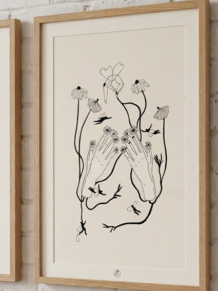 Dessin à l'encre noire représentant deux mains ouvertes vers le haut d'où poussent des fleurs. Des petites silhouettes ailées gravitent autour des tiges florales dans une composition épurée.