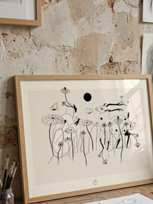 Illustration à l'encre noire montrant un personnage masqué accroupi face à un animal cornu (type antilope), entourés de fleurs stylisées et de papillons.