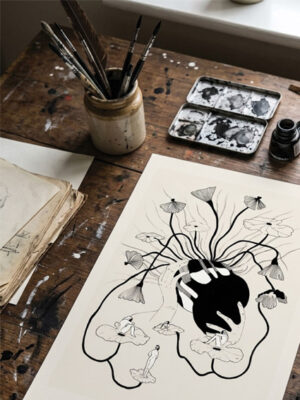 Illustration à l'encre d'un personnage portant le masque emblématique, symbole de renaissance et de métamorphose, entouré d'éléments organiques.