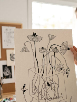 Illustration noir et blanc Flower Box, silhouette humaine dans un cube de verre entourée de fleurs, soleil noir, style minimaliste et organique, format A4.