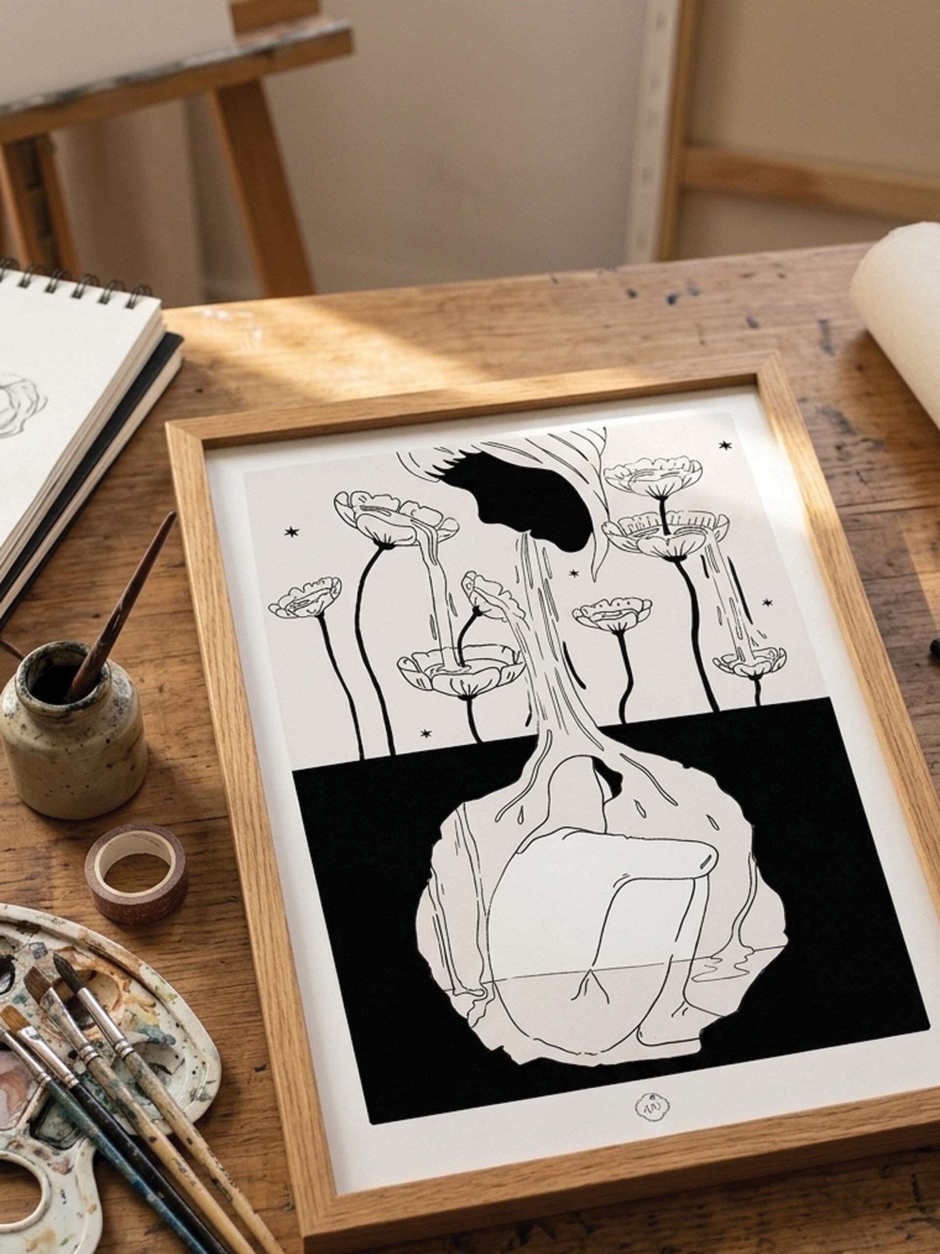 Illustration à l'encre noire montrant une figure en position fœtale dans une cavité protectrice sous un champ de fleurs stylisées et une figure éthérée.