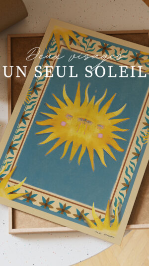 Illustration A4 aquarelle et encre, soleil doré à deux visages en miroir sur fond bleu, bordure florale bleu et ocre — Ambre Watteau