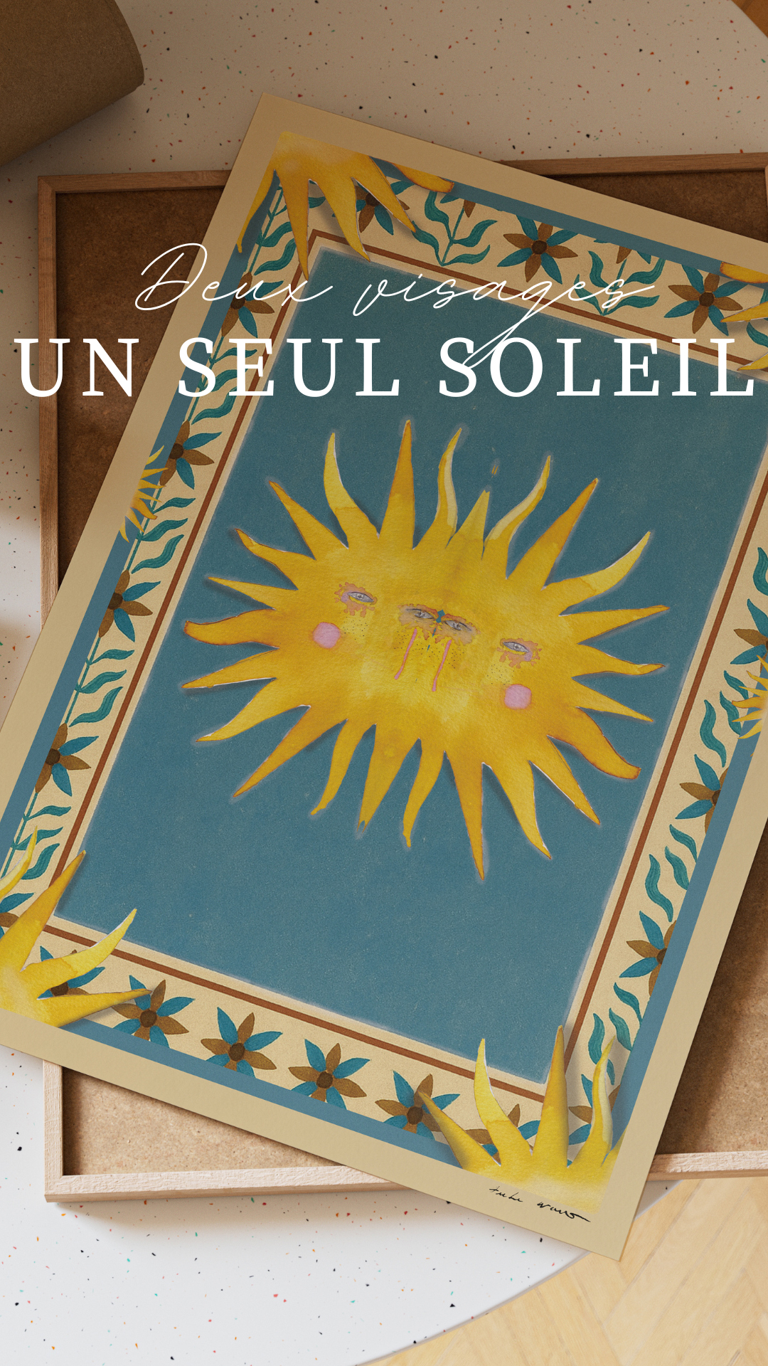 Illustration A4 aquarelle et encre, soleil doré à deux visages en miroir sur fond bleu, bordure florale bleu et ocre — Ambre Watteau