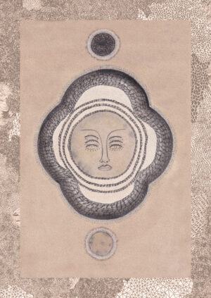 Carte postale illustrée La lune d’Ambre Watteau : un visage aux yeux mi-clos au centre d’une forme quadrilobée hachurée, entre une lune noire et une lune claire, à l’encre et à l’aquarelle.