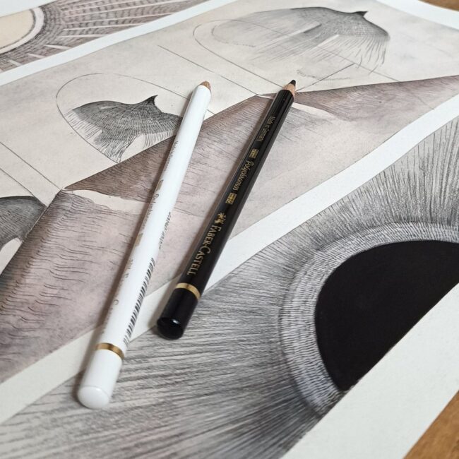 Crayons noir et blanc Faber-Castell posés sur le tirage d’art Entre la nuit et le jour, oiseaux dans des arches et lune noire hachurée, à l’ateld’Ambre Watteau